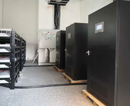 UPS baseado em transformador 3pcs 100KVA aplicado em linha de produção automática para uma grande fábrica na Indonésia